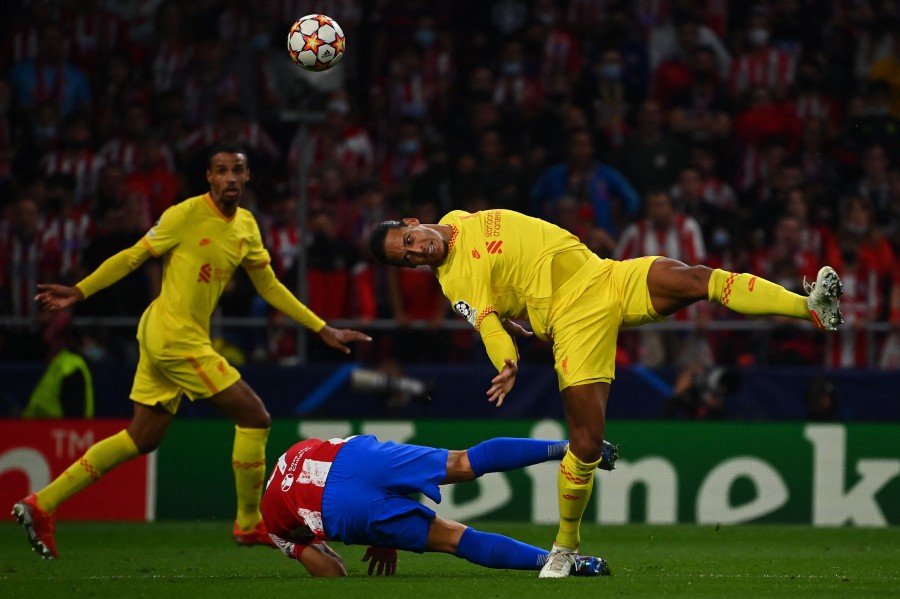 Liverpool's Dutch defender Virgil van Dijk (R) fights for the ball with Atletico Madrid's Uruguayan forward Luis Suarez during the UEFA Champions League Group B football match between Atletico Madrid and Liverpool at the Wanda Metropolitano stadium in Madrid on October 19, 2021. - AFP pic