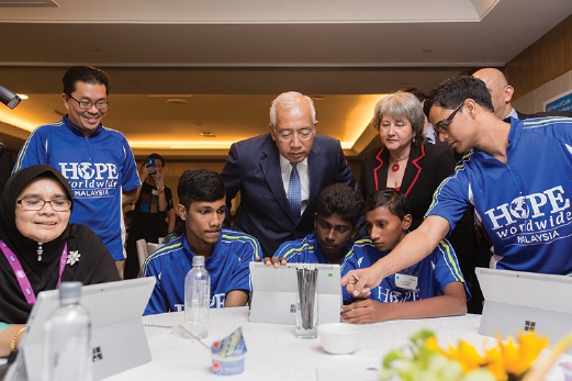 Datuk Seri Mahdzir Khalid with participants of Microsoft’s Hour of Code workshop.