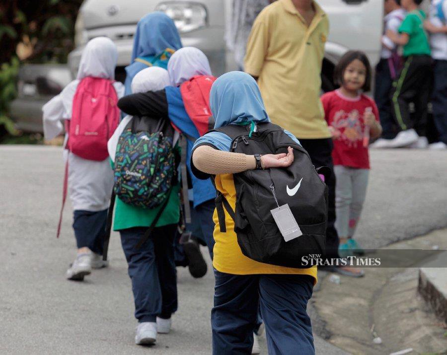 Prior to the pandemic, the topic of heavy school bags has been widely debated and the health issue that is commonly associated with it is scoliosis, a curvature of the spine that is often diagnosed in adolescents. - NSTP fil epic