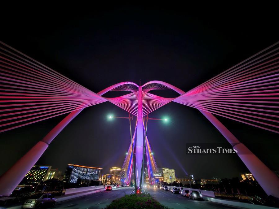 Another angle of the Seri Wawasan Bridge taken with the Galaxy Z Flip5.