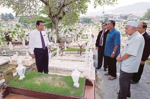  Datuk Seri Ahmad Phesal Talib (left) says new burials will have to take place at the Bukit Kiara 2 and Raudhatul Sakinah Kuala Lumpur-Karak cemeteries.