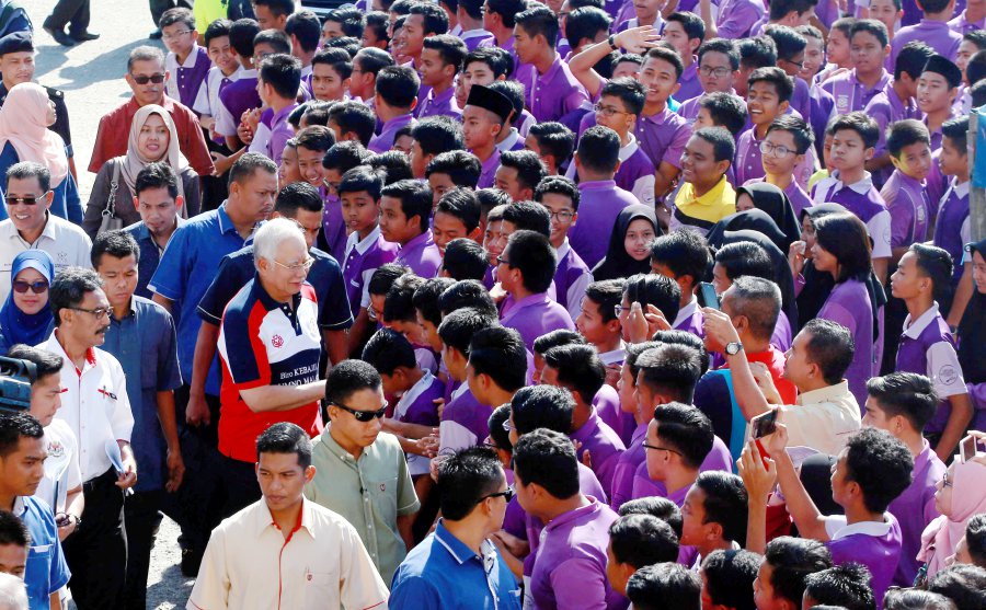 PM visits high-performing Pekan school; has breakfast with ...