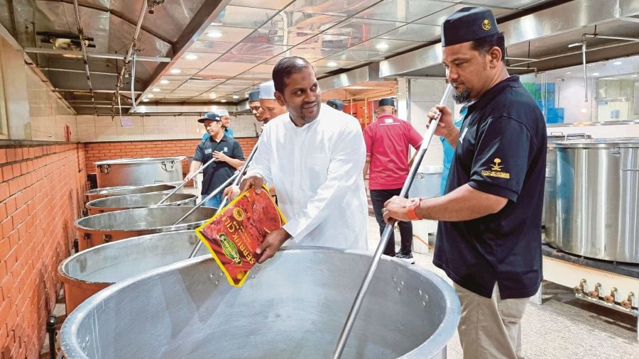 MAKKAH: Sulaiman Ismail, 33, (Left) together with a cook busy preparing food using ingredients such as curry powder brought from Malaysia. — NSTP/HUSAIN JAHIT