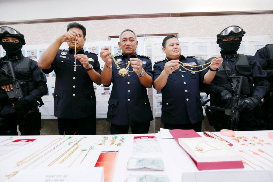 Perak police chief Datuk Hasnan Hassan (centre) shows some of the jewellery seized during the Ops Cantas Silver. Pic by MUHAIZAN YAHYA