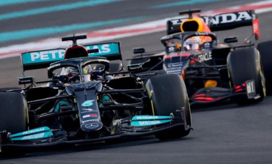 Mercedes-AMG Petronas’ Lewis Hamilton (left) and Red Bull’s Max Verstappen in action at the Abu Dhabi Grand Prix last week.
