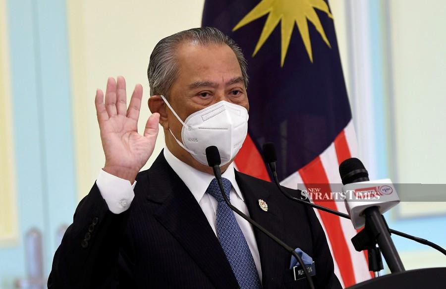 Caretaker Prime Minister Tan Sri Muhyiddin Yassin today called on the public to take proactive measures and be responsible for their health and safety when in public areas, including at mosques. -BERNAMA pic