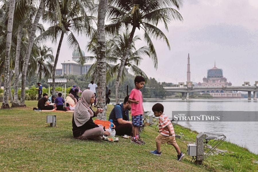 Families relaxing by the lake in Putrajaya.  ‘Sejahtera’ covers a wide concept related to ‘happiness’, including ‘aman’, ‘bahagia’,  ‘makmur’, ‘selamat’, ‘senang’, ‘sentosa’ and ‘tenteram’.-NSTP/ AIZUDDIN SAAD