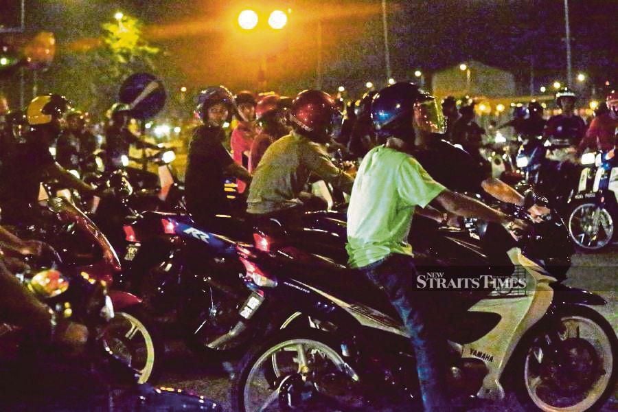 Many motorcyclists refuse to use the lanes designated for them because they are scared for their safety. -NSTP/File pic