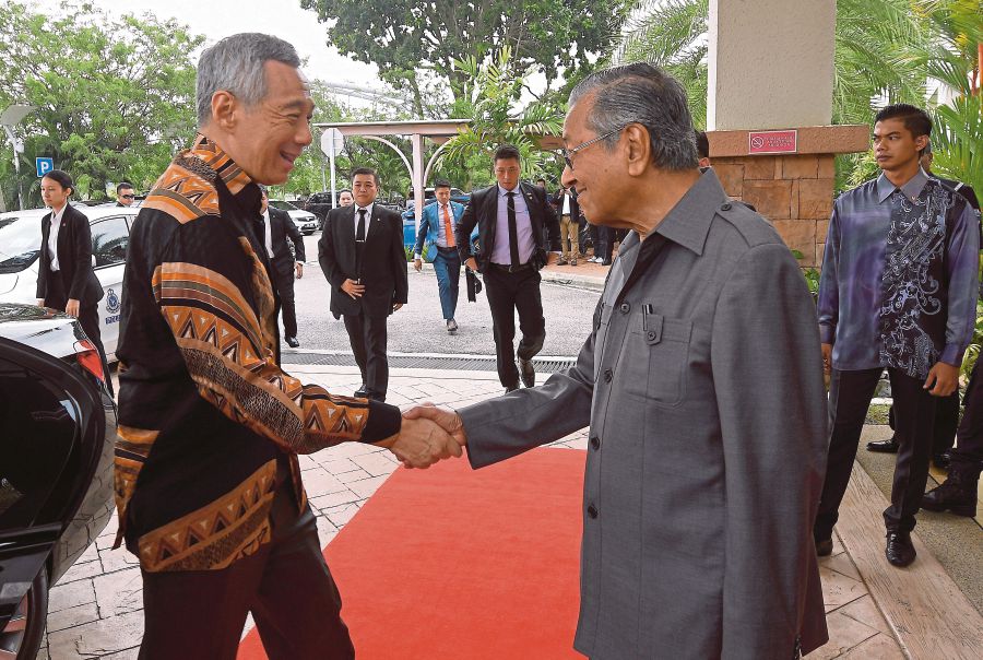 S'Pore PM Hsien Loong calls on Dr M in Putrajaya | New Straits Times ...