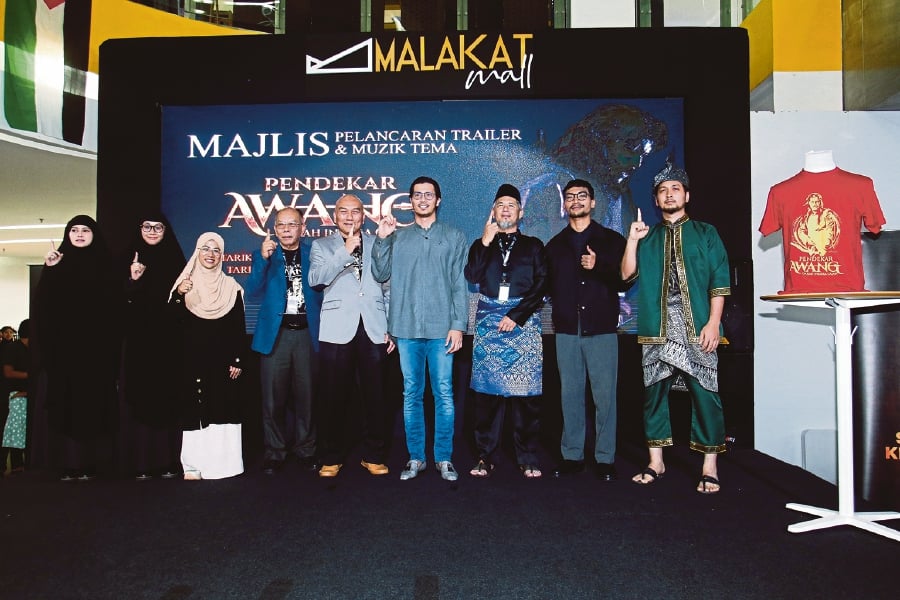 Abdul Rahman Mat Dali (fifth from left) with the cast of ‘Pendekar Awang’ during the media launch of film at Malakatt Mall recently. NSTP/GENES GULITAH