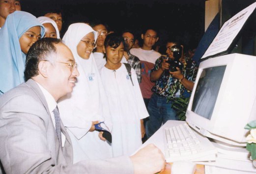 Datuk Seri Najib Razak showing off hismultimediaskills after launching the Multimedia and Creativity Seminar and Expo in 1997.