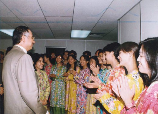 Datuk Seri Najib Razak and his wife, Datin Seri Rosmah Mansor, meeting Beijing Foreign Studies University students and lecturers in 1996.