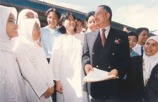 Najib with Ujian Pencapaian Sekolah Rendah high scorers at SK Taman Melawati in 1997.