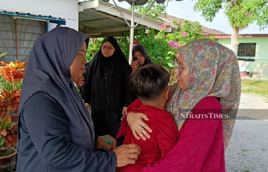 After only six years of marriage, Nurul Hazirah Muhamad Sopian (right), 31, never thought she would be widowed so soon. Foto NSTP/MEOR RIDUWAN MEOR AHMAD
