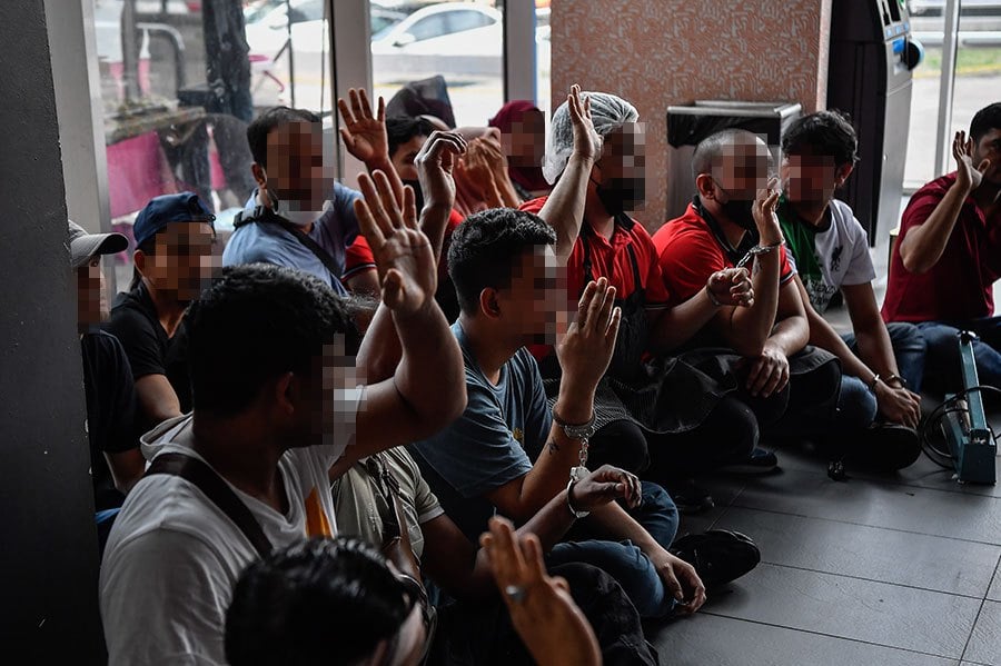 A total of 18 individuals have been detained in an immigration operation dubbed Operasi JIM WPKL 2024 at the Melati shopping mall here today. BERNAMA PIC