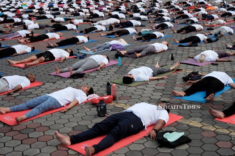More than 1,200 yoga enthusiasts from various backgrounds, including members of the diplomatic community and senior officials of the Malaysian government, participated in the 10th International Yoga Day celebration organised by the Indian High Commission in Malaysia at the outer grounds of the Batu Caves temple in Gombak. NSTP/AIZUDDIN SAAD