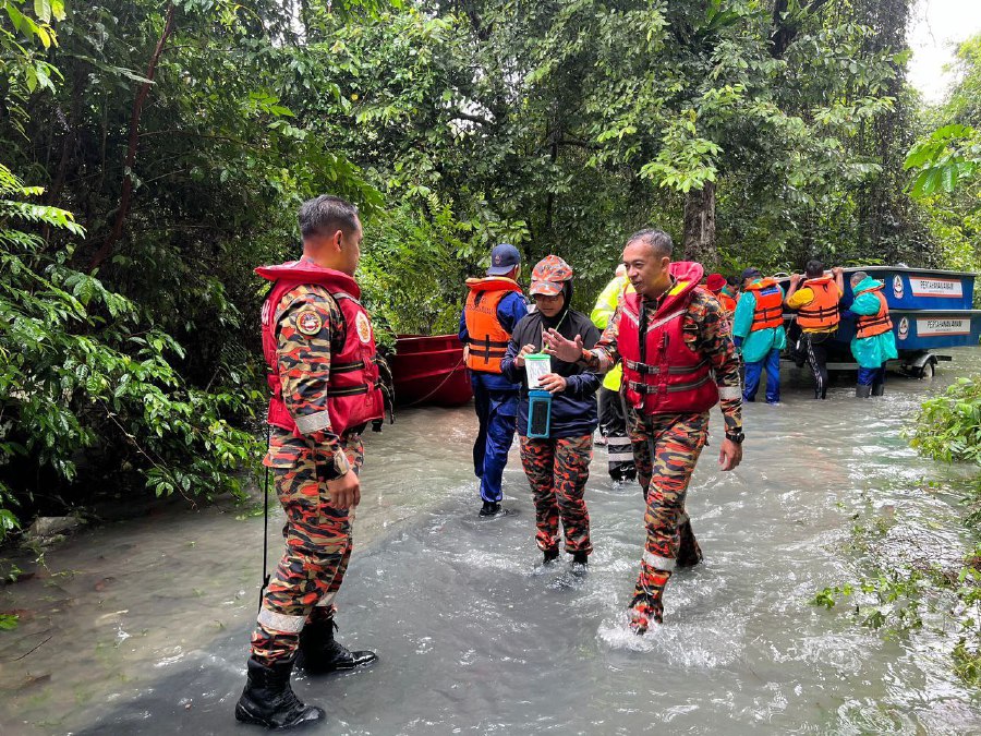 Two flood relief centres were opened in Pasir Puteh today making it the first district in Kelantan affected by the floods. PIC COURTESY OF FIRE & RESCUE DEPT