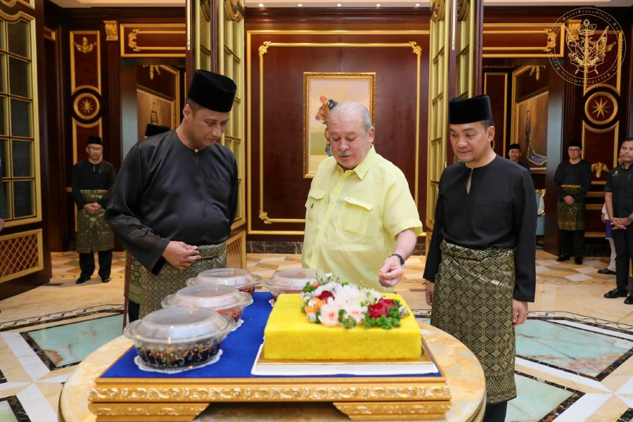 His Majesty Sultan Ibrahim Sultan Iskandar with Johor State Secretary Tan Sri Dr Azmi Rohani (left) and Menteri Besar Datuk Onn Hafiz Ghazi. Pic courtesy of Sultan Ibrahim Sultan Iskandar Facebook