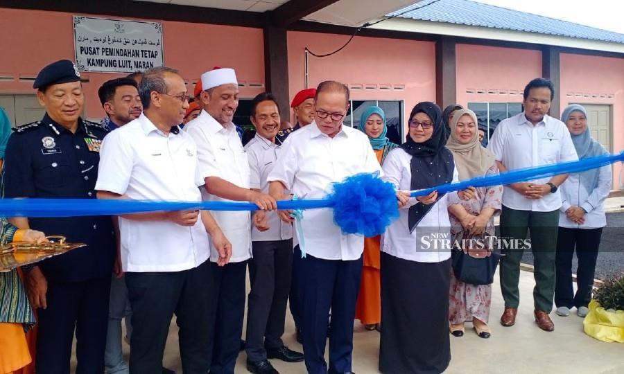 Menteri Besar Datuk Seri Wan Rosdy Wan Ismail opened the Kampung Luit permanent relief centre in Maran today. NSTP/AMIR HAMZAH NORDIN