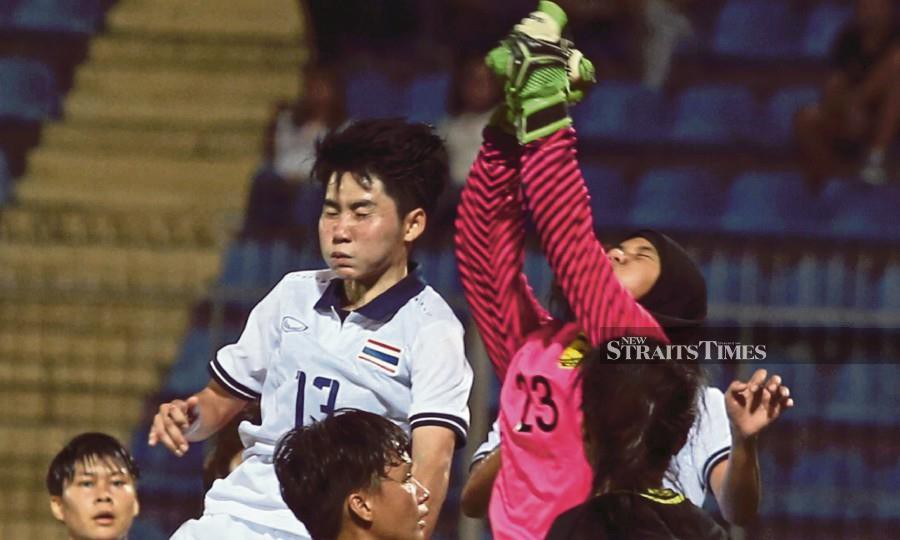 Goalkeeper Azurin Mazlan may lead Malaysia’s attack when they face hosts Palestine in the women’s Asian Cup qualifiers tomorrow. -NSTP file pic