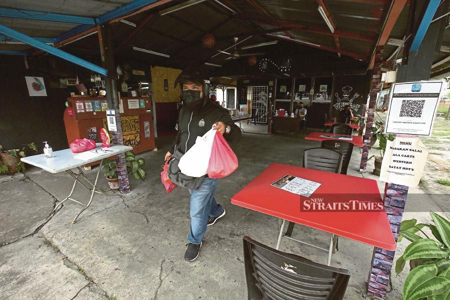  Checks by the New Straits Times found few diners despite the ban on dining being eased yesterday. - NSTP/FAIZ ANUAR