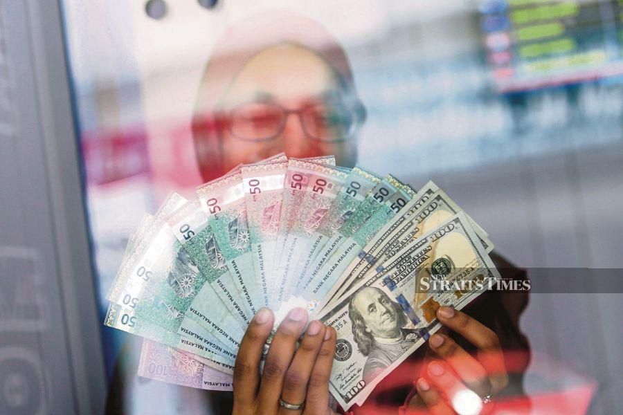 At 9am, the local note ticked up to 4.1555/1590 against the greenback from 4.1560/1575 at Monday’s close. - NSTP file pic