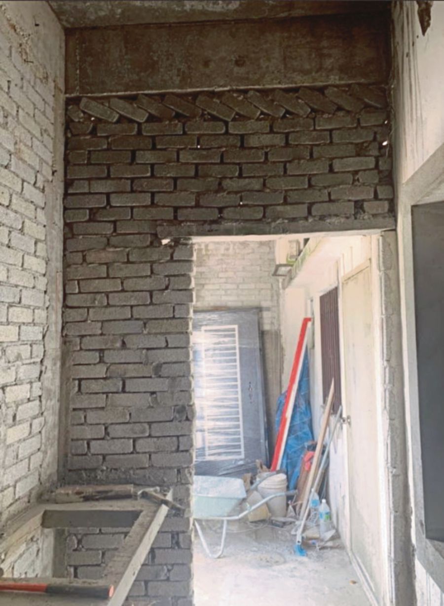 A ‘New Straits Times’ report yesterday highlighted how predatory contractors used their CIDB credentials to gain the trust of customers and take their money before abandoning the renovation or construction project. PIC COURTESY OF HOMEOWNER