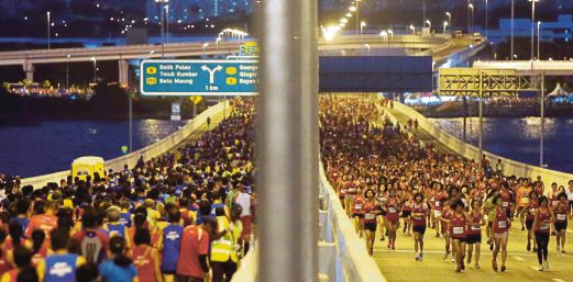  A sea of runners on the Tuanku Abdul Halim Muadzam Shah bridge before dawn broke. 
