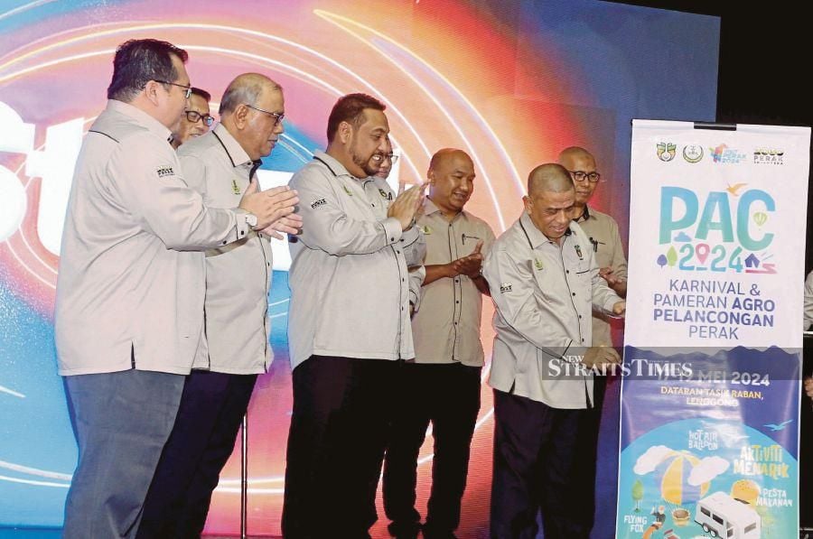 Perak Menteri Besar Datuk Seri Saarani Mohamad (right), who is also Perak State Agricultural Development Corporation chairman, launching the Eid Sales Pre-Order (Chicken, Meat, Eggs) at Subsidised Prices and the 2024 Perak Agro-tourism Carnival (PAC 2024) at the Perak SADC headquarters in Ipoh on Tuesday. - NSTP/ L.MANIMARAN