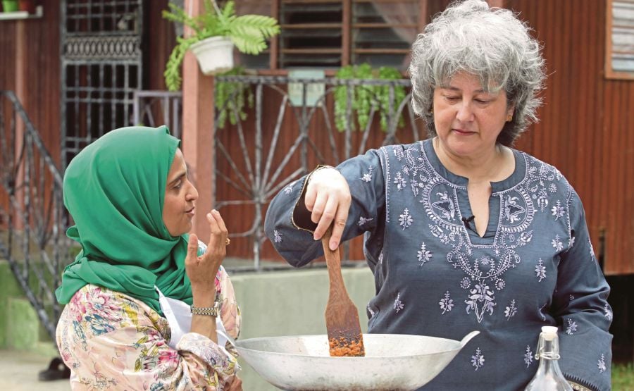 Vicki Treadell (right) cooking chicken ‘rendang’ with ‘MasterChef UK 2018’ contestant Zaleha Kadir Olpin at the latter’s home in Kuantan recently.
