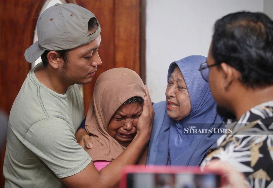 Shahril’s brother, Syazwan (left), 27, said the family will leave it to the police to investigate the matter so that legal action could be taken against the suspects responsible for his brother’s death. STR/AZRUL EDHAM