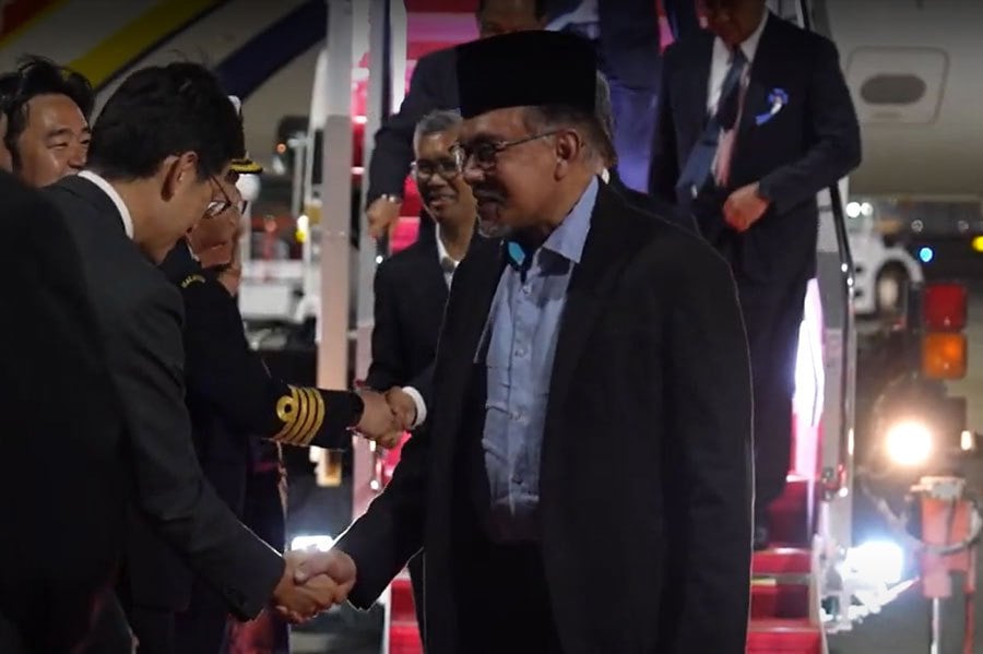 Prime Minister Datuk Seri Anwar Ibrahim has arrivesd at the Haneda Airport here for a three-day work visit to Japan. -SUHAIRI/PRIME MINISTER’S OFFICE OF MALAYSIA