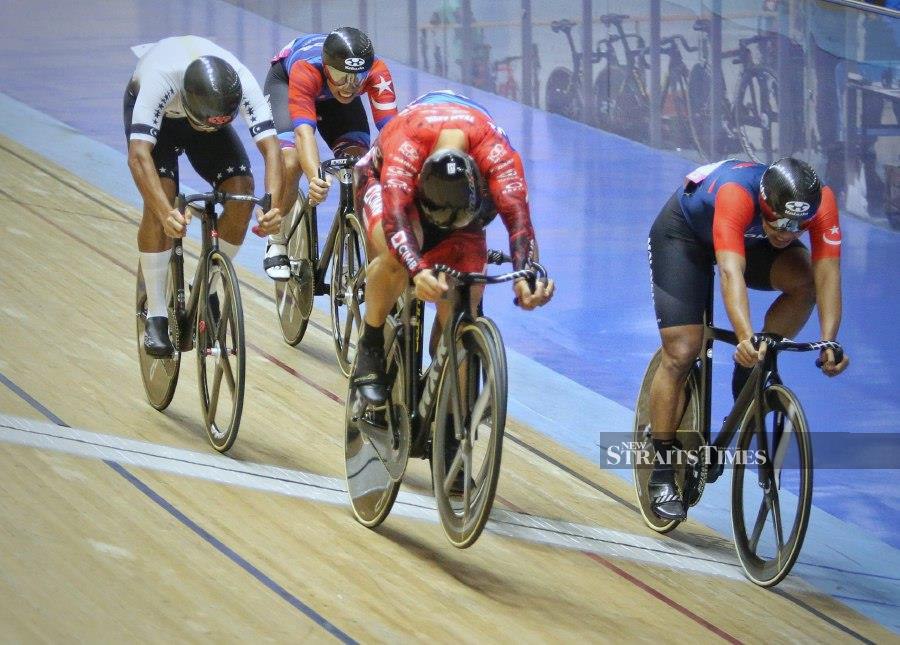 Former world keirin champion Azizulhasni Awang proved that he remains unbeatable in his pet event domestically after brushing-off some strong challenges from his juniors to win gold at the National Championships in Nilai. NSTP/AZRUL EDHAM
