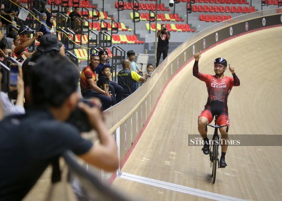 Azizulhasni, 36, left it late before overtaking brothers Shah Firdaus, 29, and Ridwan Sahrom, 23, to hit the line first in the men's elite keirin final at the National Velodrome. NSTP/AZRUL EDHAM