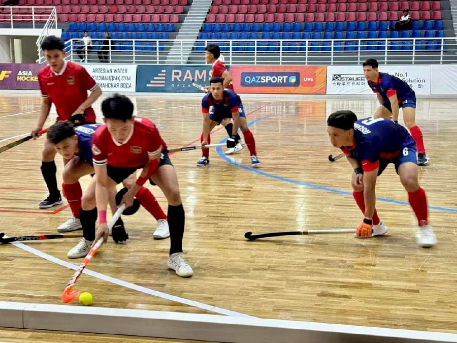 Malaysia (in blue) in action against Indonesia in today's Indoor Hockey Asia Cup in Taldykorgan, Kazakhstan today. PIC FROM MHC