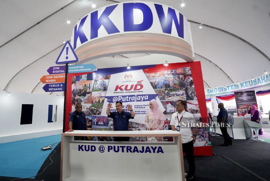 Rural and Regional Development Ministry deputy secretary-general Datuk Che Murad Sayang Ramjan (second from left) inspecting a completed booth at the site of the Rural Entrepreneurs Carnival @ Putrajaya on Tuesday. NSTP/HAZREEN MOHAMAD