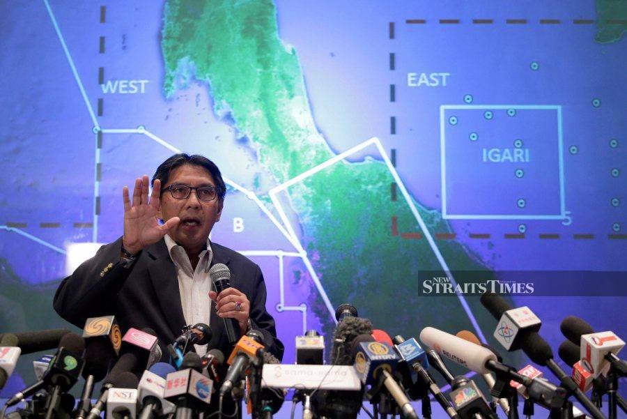  Datuk Seri Azharuddin Abdul Rahman gestures during a press conference on MH370 at Sama-Sama hotel in Sepang on March 9, 2014. - NSTP file pic