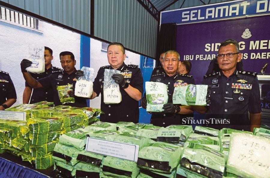 Bukit Aman Narcotics Crime Investigation Department (NCID) director Datuk Khaw Kok Chin (third from left) showing the seized items during the press conference at the Kajang police headquarters. STU/FARHAN RAZAK