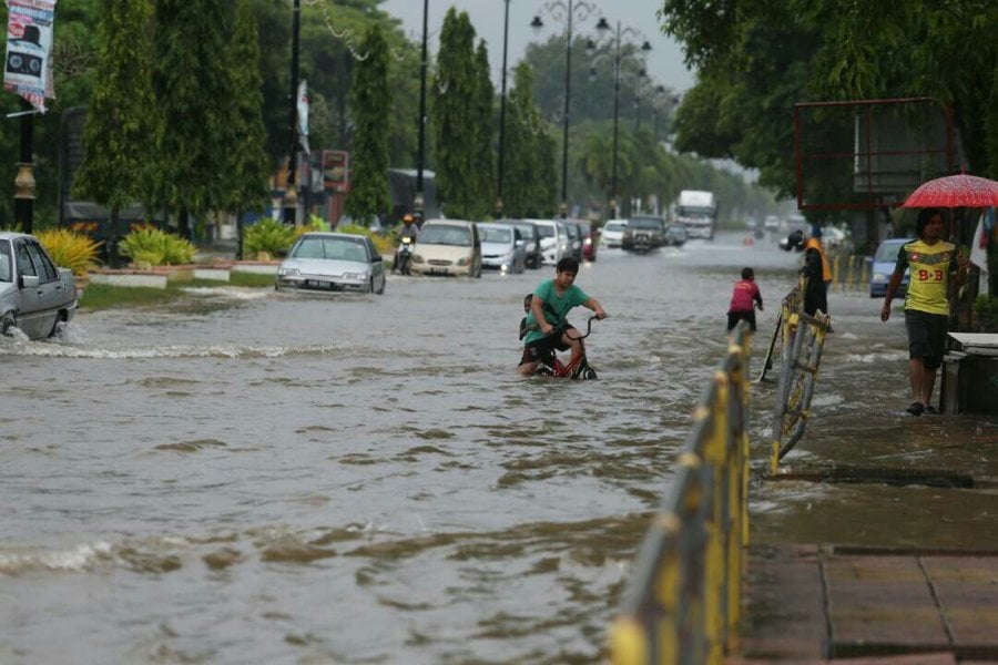 Continuous downpour, high tide phenomenon cause flash floods in Kedah ...