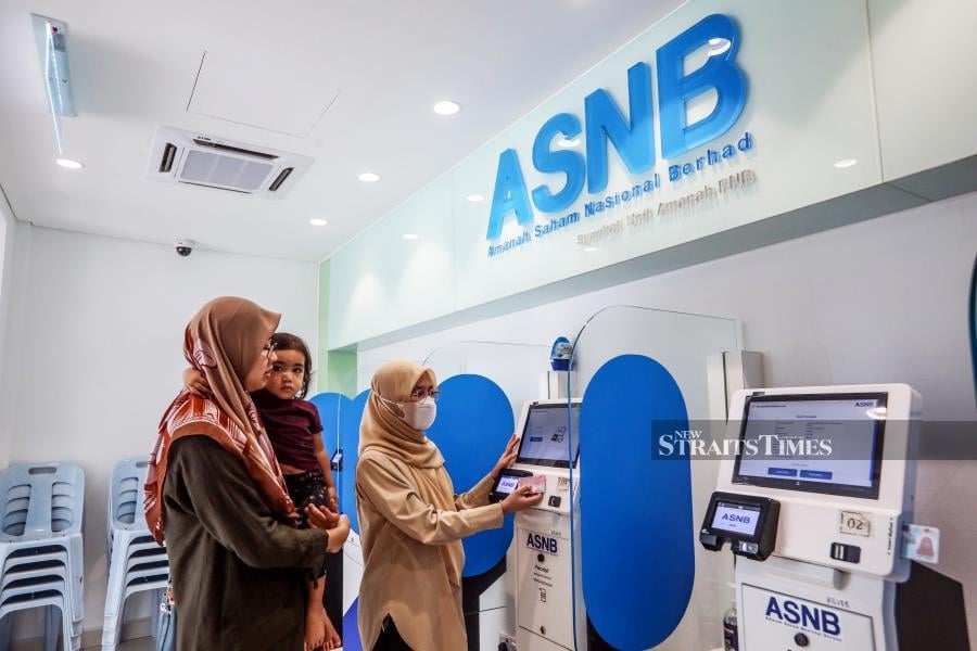 Economists believe that ASNB, the wholly-owned unit trust management company of Permodalan Nasional Bhd (PNB), has the capacity to announce the same or even better dividends in 2024. NSTP/GHAZALI KORI