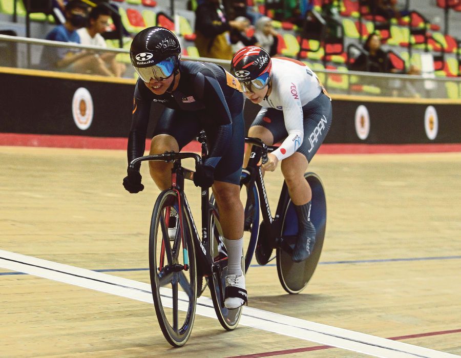 FILE PIC: National track cycling squad head coach John Beasley said that rising star Nurul Izzah Izzati Mohd Asri (Front) has certainly stamped her mark on the start of what promises to be a remarkable journey. 