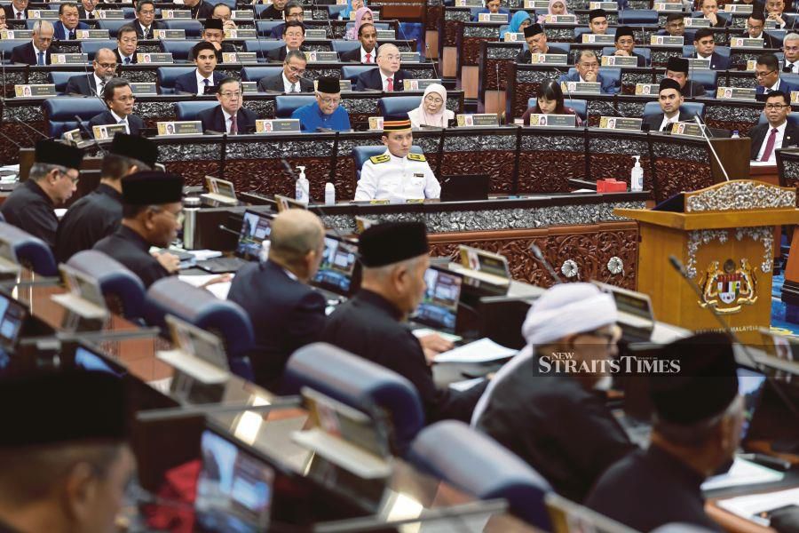  Members of parliament should put aside their egos and work together for the sake of the people and the country, says a political pundit. -BERNAMA PIC