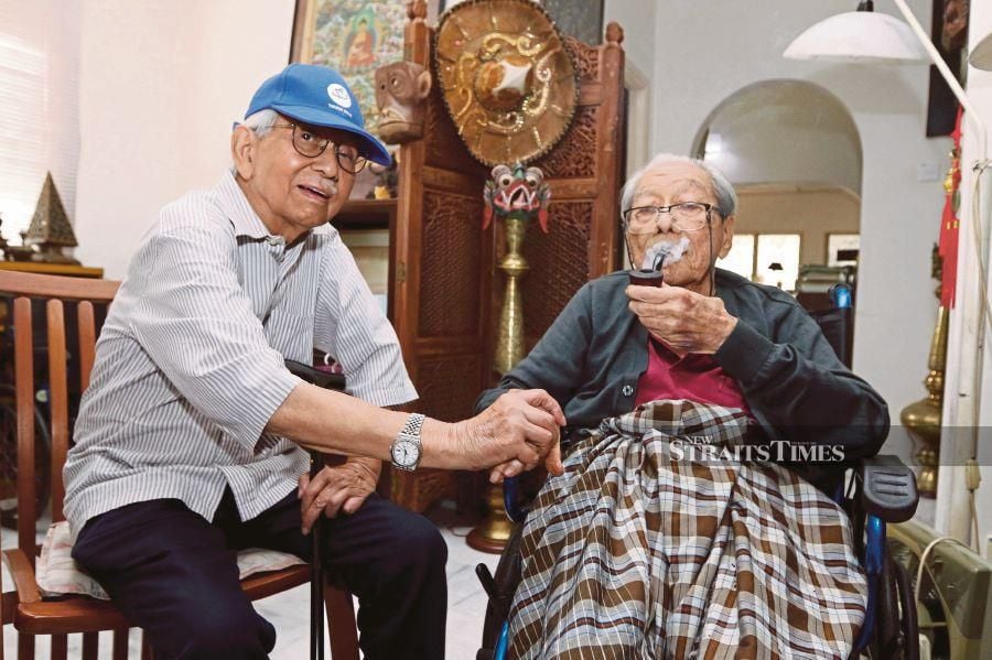 Malayan Democratic Union founder Lim Kean Chye with his friend, former finance minister Tun Daim Zainuddin, at his home in Penang recently.s
