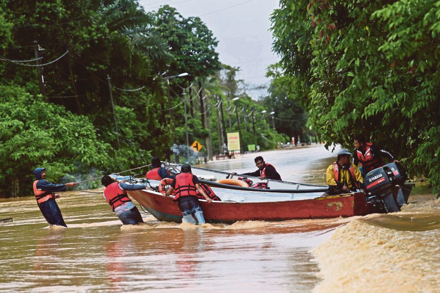 Volunteers evacuating victims during the floods in Hulu Terengganu early this year.  - NSTP file pic