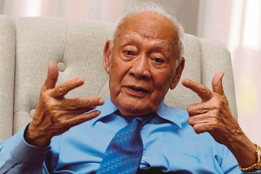  Tan Sri Arshad Ayub says the late Tun Abdul Razak Hussein could get along well with people from all walks of life. PIC BY INTAN NUR ELLIANA ZAKARIA