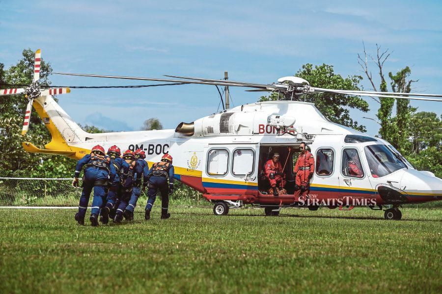 The Special Malaysia Disaster Assistance and Rescue Team going through air rescue training with the Subang Fire and Rescue Department at the Universiti Selangor field in Bestari Jaya, Kuala Selangor, yesterday. PIC BY MUHD ZAABA ZAKERIA