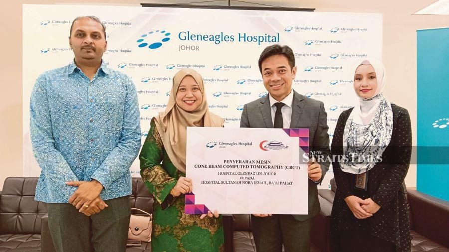 Gleneagles Hospital Johor chief executive officer Dr Kamal Amzan (second from right) and Batu Pahat district dental officer Dr Nor Fatimah Syahraz Abdul Razakek (second from left) at the cone beam computed tomography machine handover ceremony at Gleneagles Hospital in Iskandar Puteri on Tuesday. PIC BY MARY VICTORIA DASS