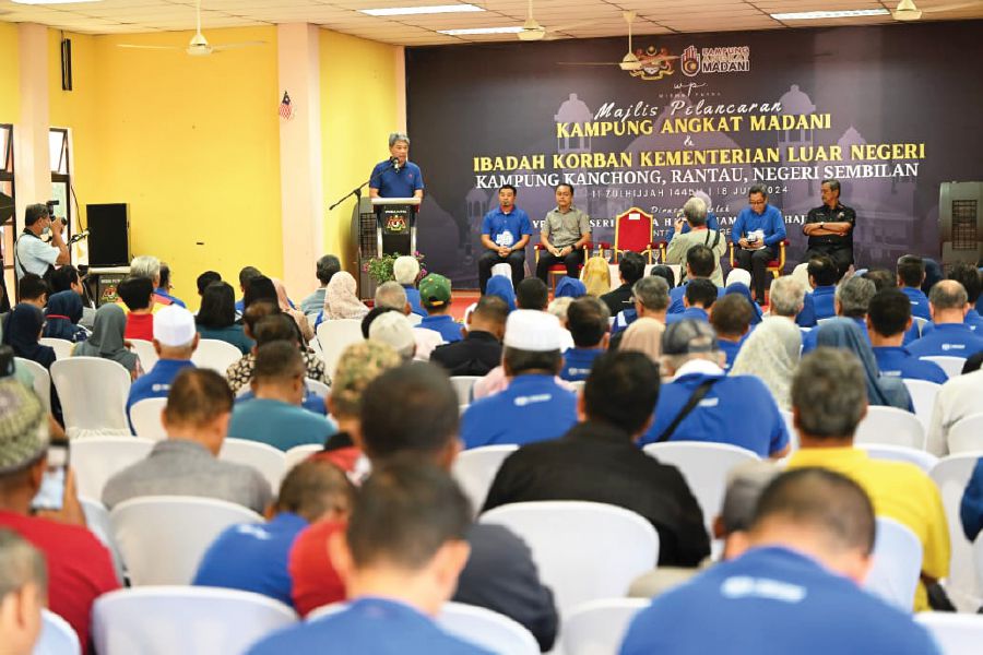  Foreign Minister Datuk Seri Mohamad Hasan launching the ministry’s Kampung Angkat Madani (adopted village) scheme in Kampung Kanchong, Rembau, Negri Sembilan, on Tuesday. He spoke about why Malaysia should learn from foreign conflicts. PIC BY HUZAINI MAT HUSSIN 