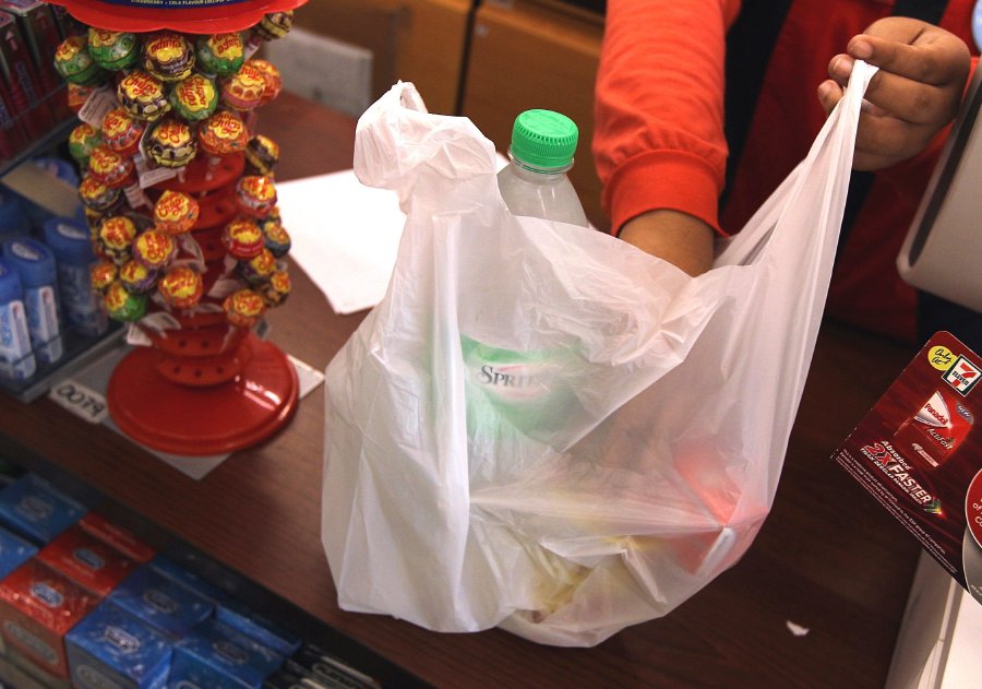  Selangor Barisan Nasional has pledged for consumers in the state to receive 20 sen for using their own bags during shopping if the coalition wins the next general election. NSTP File Pic