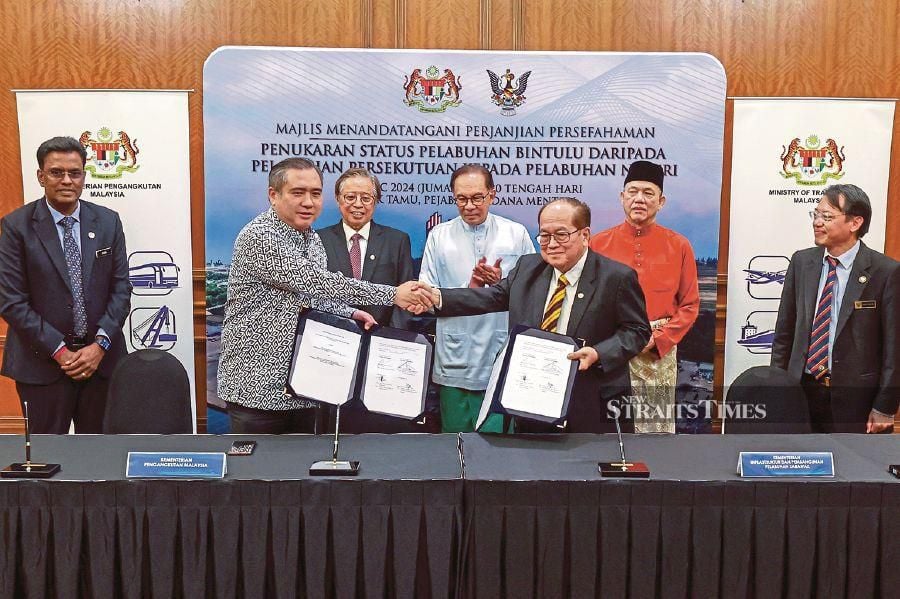 Prime Minister Datuk Seri Anwar Ibrahim is seen together with Sarawak Premier Tan Sri Abang Johari Tun Openg and Deputy Prime Minister Datuk Seri Fadlilah Yusof (second from right) witnessing the exchange of documents during the memorandum of understanding to change the status of the of Bintulu Port from a federal port to a Sarawak state port. The exchange of documents was between Transport Minister Anthony Loke (second from left) and Deputy Sarawak Premier Datuk Amar Douglas Uggah Embas. It was held at Bangunan Perdana Putra in Putrajaya today. 